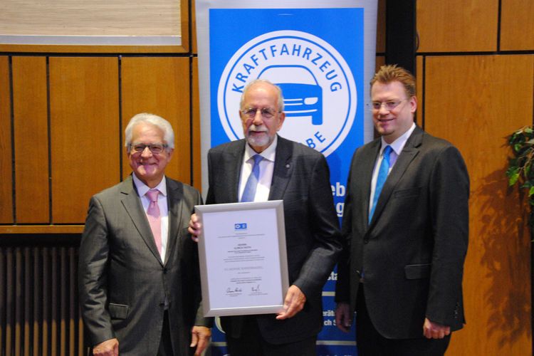 Ausgezeichnet mit der Silbernen Ehrennadel: (v. li.) Präsident Harry Brambach, Ulrich Roth (Kfz-Innung Tuttlingen-Rottweil) und Hauptgeschäftsführer Carsten Beuß.    (Bild: Baeuchle/»kfz-betrieb«)