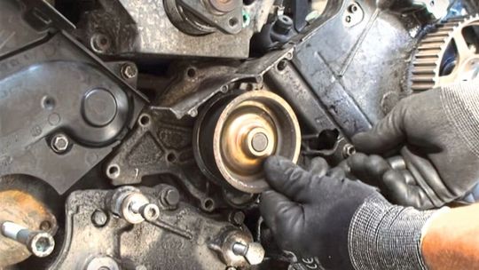 Der Austausch einer Wasserpumpe ist eine vermeintlich simple Arbeit. Doch Fehler rächen sich auch hier. Welche das sein können, verrät das Unternehmen Gates.(Bild:  Gates)