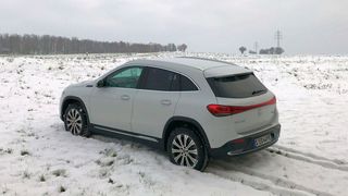 In der Version 350 4-Matic besitzt der EQA zwei Elektromotoren, die für Allradantrieb sorgen. Die Traktion ist hervorragend. (Bild: Rosenow – »kfz-betrieb«)