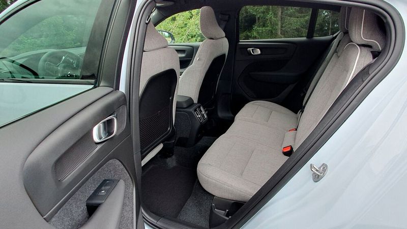 Wegen der coupéhaften Form des Crossover-Modells haben die Insassen hinten nur eingeschränkte Kopffreiheit. (Bild: Mauritz – VCG)
