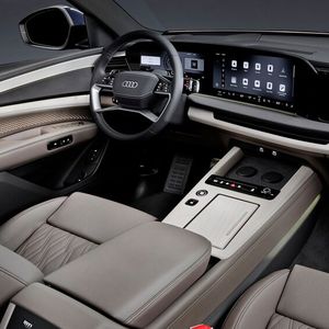 Ebenfalls keine Überraschung bietet das Armaturenbrett mit seinen drei Screens. Allerdings: der rechte Touchscreen ist hier Serie.(Bild:  Audi)