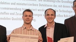 Der AMA Innovationspreis 2019 ging an die Senorics GmbH. Bei der Preisübergabe waren dabei (v.l.): Peter Krause, First Sensor AG, Dr. Robert Brückner, Dr. Ronny Timmreck, Senorics GmbH, Prof. Andreas Schütze, Universität Saarland.   (Reinhold Schäfer)