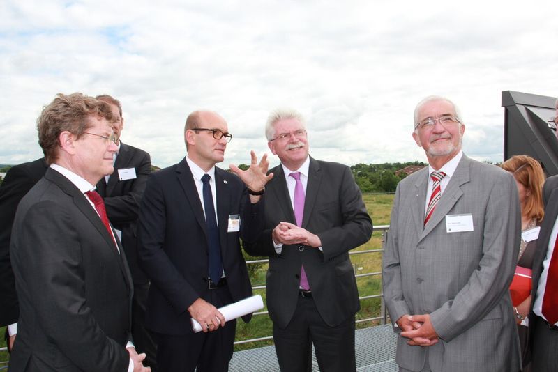 Auch politische Prominenz war zur Eröffnung gekommen: Der ZAE-Vorsitzende Prof. Vladimir Dyakonov (2.v.l.) erläutert die Technik für Georg Rosenthal, Oberbürgermeister der Stadt Würzburg (links), Martin Zeil, Bayerischer Staatsminister für Wirtschaft, Verkehr, Infrastruktur und Technologie (2.v.r.) sowie Paul Beinhofer, Regierungspräsident von Unterfranken (rechts). (Bild: Itasse)