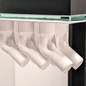 Dieser additiv gefertigte Gasinjektor kommt in der Halbleiterfertigung zum Einsatz. Auf dem Bild sind sechs Bauteile direkt nach dem Druck auf der Bauplattform zu sehen. (Bild: Sinto Advanced Ceramics)