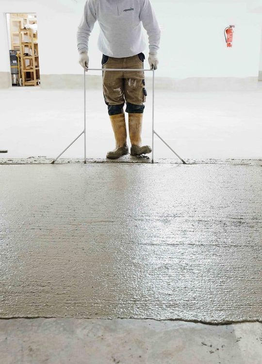 (Nach dem Vergießen wird das Material mit der Schwabbelstange entlüftet und eingeebnet.&nbsp;Foto: Saint-Gobain Weber)