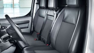 Unter anderem beim Toyota Proace mit Doppelbeifahrersitz gibt es Probleme mit dem Gurtschloss. (Toyota)