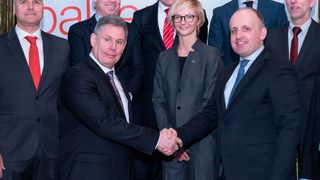 Nach erfolgreicher Vertragsunterzeichnung (von links nach rechts):
Markus Grammes - Project Manager Innovation Thin Film Automotive, Oerlikon Balzers
Jonas Lundberg - General Manager Oerlikon Balzers Sweden & Finland
Jukka Kolehmainen - President of Diarc-Technology Oy
Klaus Schwebel - Global HR Business Partner BU Automotive Solutions, Oerlikon
Paula Kokare - Project Manager M&A, Oerlikon
Avrath Chadha - Head of Business Line Thin Film Automotive, Oerlikon Balzers
Jochen Weyandt - Head of Business Unit Automotive Solutions, Oerlikon
Jürgen Becker - Head of Engineering PVD Thin Film Automotive, Oerlikon Balzers
Tapani Haikola - Vice President of Diarc-Technology Oy (Oerlikon)