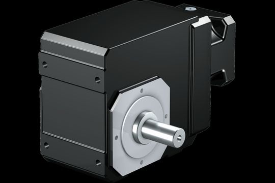 Das kompakte schrägverzahnte Kegelradgetriebe in schwarzem Gehäuse verfügt über eine silberne Welle. Die Bauweise ermöglicht eine hohe Leistungsdichte bei maximaler Laufruhe. Ergebnis ist ein flüsterleiser Betrieb, der eine störungsfreie Atmosphäre in Fitness- und Reha-Einrichtungen garantiert.(Bild:  Stöber Antriebstechnik GmbH + Co. KG)