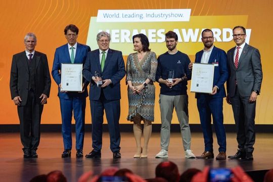 Die Entscheidung ist gefallen! Den Hermes Award 2026 konnte sich Schaeffler sichern (linke Urkunde und Trophäe). Was den Start-up Award angeht, so gewannen diesen die Schweizer Batterietüftler von BTRY (rechte Urkunde nebst Trophäe).(Bild:  Deutsche Messe)