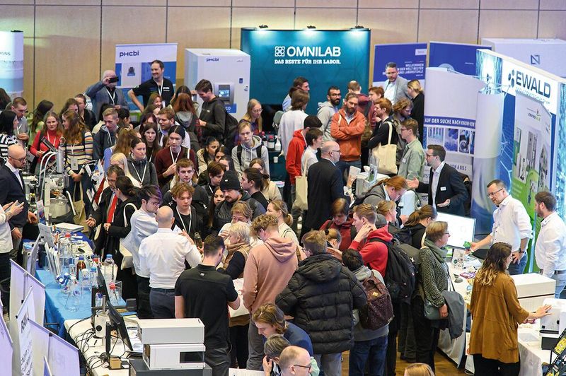 Und auch in der Produktausstellung wurde es zwischenzeitlich voll. Über den Tag verteilt kamen rund 800 Besucher.     Infos zu den kommenden LAB-SUPPLY-Messen finden Sie auf www.lab-supply.info (Bild: Stefan Stark)