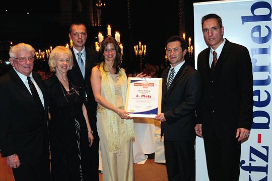 Ulrike Fiebig freut sich mit ihren Eltern (li.), Hersteller und Sponsorenvertretern über den tollen Erfolg – 3. Platz beim Women’s Award. (Archiv: Vogel Business Media)