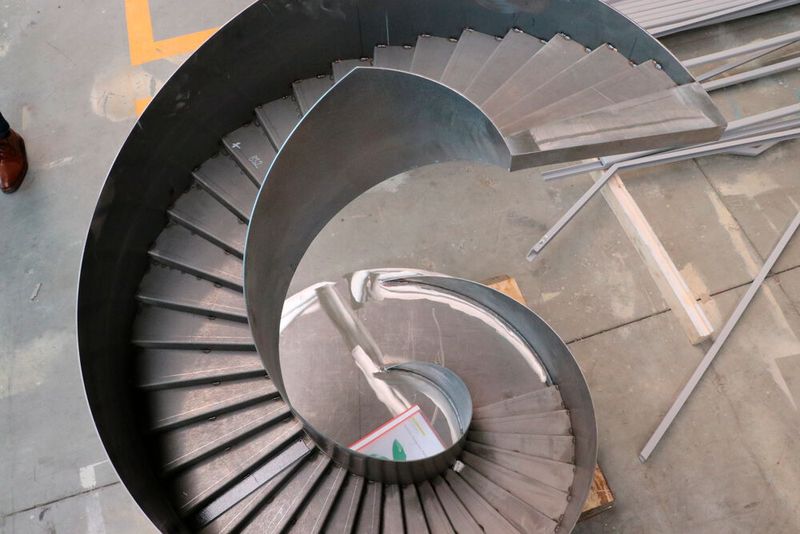 Hier ist man mit der Treppe schon ein ganzes Stück weiter. Dass die Teile perfekt passen und sicher verschweißt werden können liegt nicht zuletzt an der Performance der Trumpf-Schweißkantenformer, die Metallart nutzt. (Bild: Trumpf)