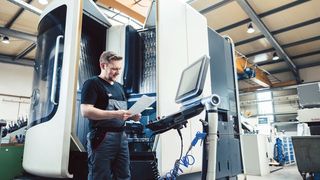 Der Lohnfertiger Metalldesign GmbH konnte durch eine neue Arbeitgeberstrategie innerhalb von zwei Monaten zwei CNC-Fachkräfte gewinnen.  (Bild: © Kzenon - stock.adobe.com)