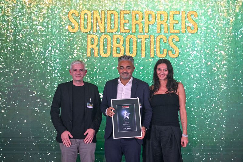 Den Sonderpreis Robotics erhält Terra Connect (Hajdar Gjokaj, Murat und Filiz Arpaci)  (Bild: Vogel IT-Medien)