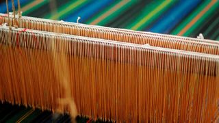 Schon beim Aufspannen der Fäden liegt beim Weben das Design des Stoffs fest; ähnlich müssen Multicloud-anstrebende Unternehmen vorgehen, wenn sie sich Cloud-Computing nutzbar und das Design nicht nachträglich, an der Oberffläche und wenig gebrauchsfreundlich aufdrucken wollen.  (Bild: frei lizenziert: DavidJConelli)