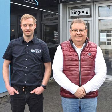 Markus Lindner (l.) übernahm zum Jahresanfang das Autohaus Lutz von Gründersohn Peter Lutz. (Bild: Markus Lindner)