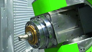 Das Horizontal-Bearbeitungszentrum, der 3-Achs-Fräskopf und der ISO-Eckfräser SPM-Rough erreichen im Zusammenspiel beste Ergebnisse. (Mapal)