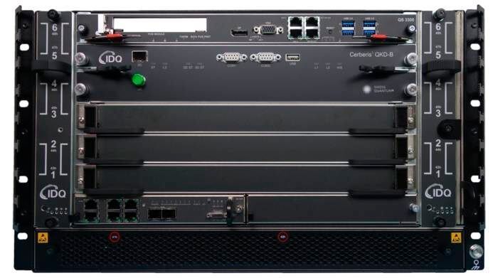 Das Cerberis3 QKD System ist ein modulares QKD-System, das aus einem ATCA-Chassis, QKD-Blades, einem Quantum Node Controller und einem Switch für die Netzwerkverbindung besteht. So ist ein sicherer Schlüsselaustausch möglich, der widerstandsfähig gegen mechanische Vibrationen in Glasfasern ist. Auch eine Interoperabilität mit wichtigen Ethernet und OTN-Verschlüsselern ist gegeben. Halle 10.1 / 10.1-424 (ID Quantique SA)