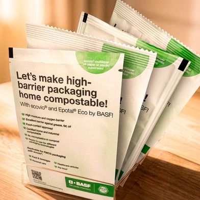 Das zertifiziert heimkompostierbare Biopolymer Ecovio von BASF kann jetzt auch für unterschiedliche Barriereaufbauten auf Papier- oder Kunststoffsubstraten eingesetzt werden. Gleichzeitig arbeitet man mit UPM am Recycling faserbasierter Verpackungen ... (Bild: BASF)