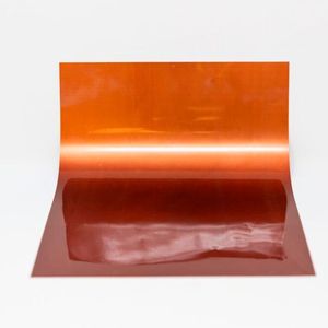 Der Metallische Klettverschluss „Klettwelding-Tape“, entwickelt vom Start-up Nanowired, verbindet in einem einzigartigen Verfahren elektrische Bauelemente bei Raumtemperatur miteinander. Davor werden die zu verbindenden Elektronikbauteile speziell behandelt und die Oberflächen mit einem aus feinsten Nanodrähten bestehenden metallischen „Rasen“ beschichtet. Wie bei einem Klettverschluss verhaken sich die Drähte anschließend durch einfaches Zusammenpressen – nur mit dem Unterschied, dass die Verbindung dauerhaft fest sowie elektrisch und thermisch extrem leitfähig ist. 