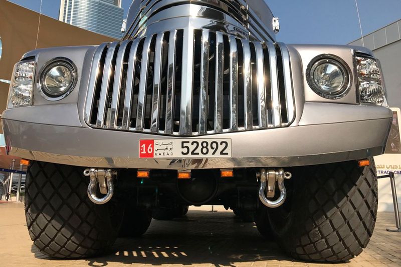 Die riesige Schnauze des Dhabiyan ist der eines 1946er GMC Trucks nachempfunden. (Bild: SP-X/Michael Specht)
