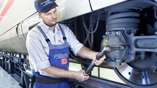 Für die Ultraschallprüfung der Radsatzwellen müssen neben dem Lagerdeckel (hier zu sehen) auch beispielsweise Schleifring und Druckplatte zunächst demontiert und anschliessend wieder montiert werden. Für Drehmomente bis 100 Nm setzt die Deutsche Bahn Tensor-ST-Schrauber ein - bislang kabelgebunden (oben). (Bild: Atlas Copco Tools)