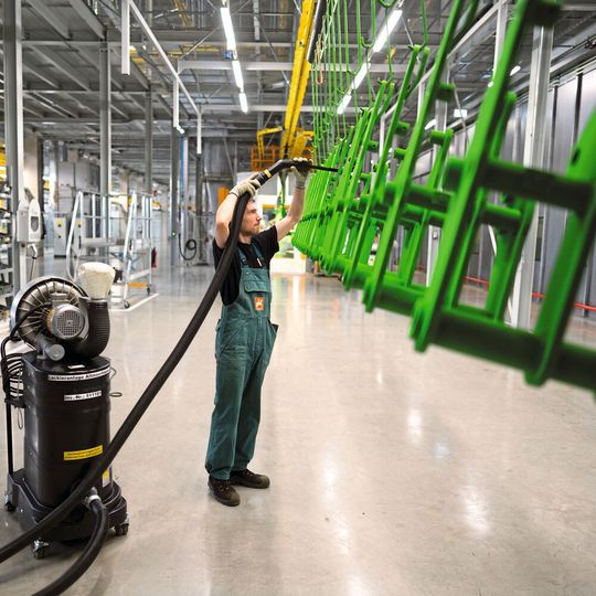 Bei Amazone werden Bohrungen vor dem Pulverbeschichten nicht mehr maskiert, sondern nach der Lackierung von überschüssigem Pulver befreit. Bei Amazone werden Bohrungen vor dem Pulverbeschichten nicht mehr maskiert, sondern nach der Lackierung von überschüssigem Pulver befreit.