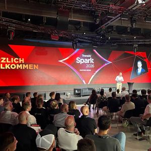 Trotz sommerlicher Temperaturen kamen etwa 150 Gäste in die Alte Münze nach Berlin, wo der erste Partner Summit unter der neuen Marke „TrendAI“ stattfand. Durch den Tag führte Nicholas Pook, Director Partner Ecoystems DACH bei TrendAI. (Bild: Trend Micro)
