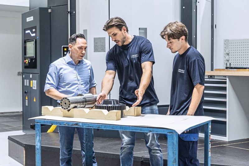 V. l.: Geschäftsführer Klaus Lingenhöle, Produktionsleiter Daniel Bischof und Maschinenbediener Nico Brunnflicker ziehen ein positives Fazit über zwei Bauteile, die auf dem fünfachsigen Fräs-Dreh-Zentrum Heller F 6000 bearbeitet wurden.  (Bild: Heller)
