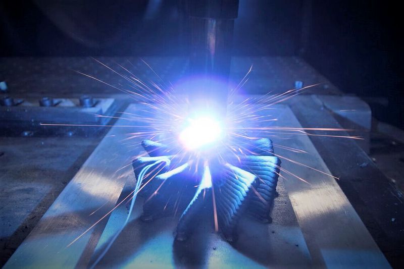 Das pulverbasierte Laserstrahlschmelzen, um metallische 3D-Druckteile herzustellen, hat sich bewährt. Doch die wenigen Werkstoffe, die dafür zur Verfügung stehen, können längst nicht alle Wunscheigenschaften der Industrie abdecken. Ein besonderer Pulverbaukasten ändert das nun.