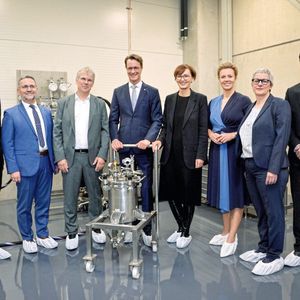 Eröffneten am 30. April in Münster gemeinsam die »FFB PreFab«: v.l.n.r. Prof. Dr. Achim Kampker Institutsleitung der Fraunhofer FFB, Prof. Dr. Jens Tübke, Prof. Dr.-Ing. Holger Hanselka Präsident der Fraunhofer-Gesellschaft, Hendrik Wüst Ministerpräsident des Landes Nordrhein-Westfalen, Bettina Stark-Watzinger Bundesministerin für Bildung und Forschung, Ina Brandes Ministerin für Kultur und Wissenschaft des Landes Nordrhein-Westfalen, Silke Krebs Staatssekretärin im Ministerium für Wirtschaft, Industrie, Klimaschutz und Energie des Landes Nordrhein-Westfalen, Prof. Dr. Simon Lux, Mitglied der Institutsleitung Fraunhofer FFB.(Bild:   Susanne Kurz / Fraunhofer-Einrichtung Forschungsfertigung Batteriezelle FFB)