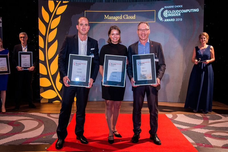 Neu bei unserer Leserwahl ist die Kategorie Managed Cloud, in der sich die Anbieter Nordcloud, Fujitsu und T-Systems als Gewinner der IT-Awards in Silber (mit Uli Baur, li.), Gold (mit Uwe Scheubner, re.) und Platin (mit Helen Wohlfarth-Kuhn, m.) platzieren konnten. (Bild: artful rooms / VIT)