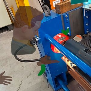 Die Ansicht durch die MR-Brille, bei der digitale Elemente auf die physische Maschine eigeblendet werden können.(Bild:  Fraunhofer FIT)