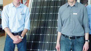 Neuer Unternehmensbereich Photovoltaik und Solartechnik: Firmengründer Otto Kohler (rechts) mit Roger Kohler (links) und Markus Kohler vor einem Solarpanel. (Bild: Kohler)