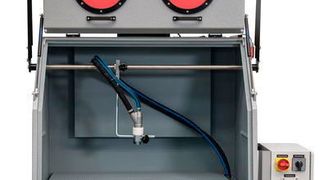 Die neuen Injektorstrahlanlagen von Sigg Strahltechnik punkten mit ihrer Ergonomie. (Bild: Sigg Strahltechnik/Feuerstein-Fotografie)