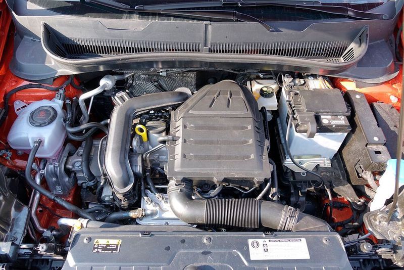 Am vorderen Ende wohnt der neue VW-Standardmotor, ein 1,0-Liter-Dreizylinder. In seinem Zeugnis steht: Er war stets bemüht. (Rosenow/»kfz-betrieb«)