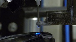 Durch Verwendung einer sehr intensiven UV-Lichtquelle muss dem Kleber nur eine minimale Menge der fluoreszierenden Substanz beigemischt werden. Somit gibt es keine negativen Einflüsse auf das Fügeverhalten des Klebers. (Bild: IPF Electronic)