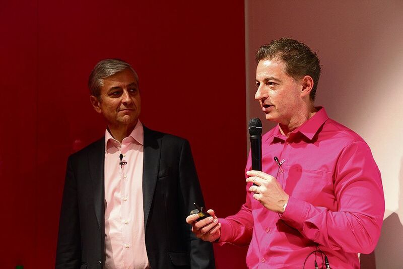Adel Al-Saleh, CEO der Deutschen Telekom (T-Systems), rechts, und Jean-Philippe Courtois, Microsoft Executive Vice President, links, verkünden auf der Hannover Messe die strategische Partnerschaft der Firmen. (Stahl)
