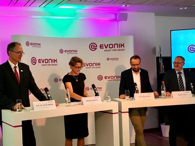 Evonik allocates € 100 million for digitalization and enters into cooperation with IBM and the University of Duisburg-Essen. Ulrich Radtke (University Duisburg-Essen), Martina Koederitz (IBM) and Henrik Hahn (Evonik) (f.l.) present their strategic partnership. (Geipel-Kern / PROCESS)