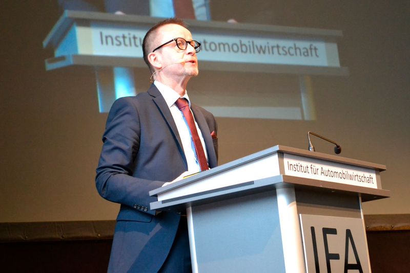 Professor Stefan Reindl leitete in das Programm ein. (Bild: Seyerlein / »kfz-betrieb«)