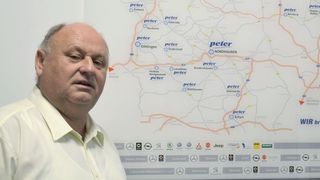 Helmut Peter: „Egal wo die Menschen auf uns treffen: Um den Namen Peter im Kopf zu behalten, müssen sie überall auf den Namen Peter treffen. Die zentrale Marke unserer Mehrmarken-Autohausgruppe heißt Peter.“ (Michel / »kfz-betrieb«)