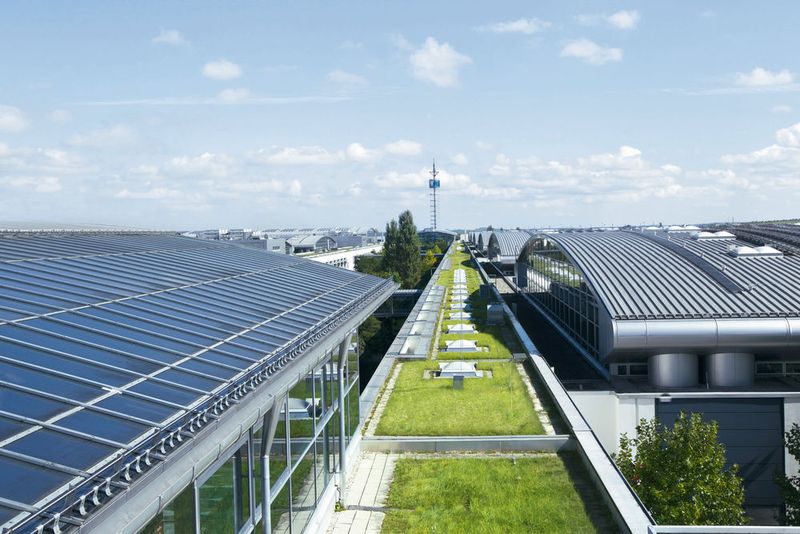 Solaranlagen, Geothermie-Anlage und Blockheizkraftwerk: Die Messe München ist die erste Messegesellschaft, die zur Wärmeerzeugung überwiegend regenerative Energien verwendet.  (Bild: Messe München)