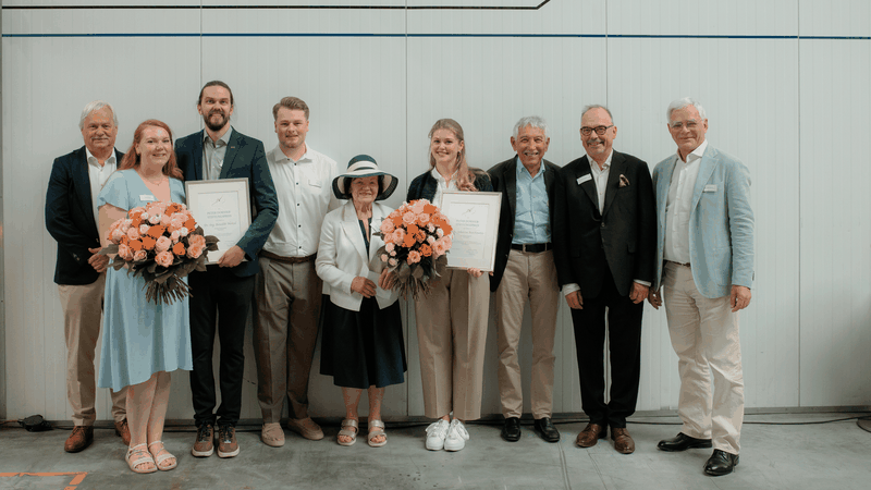 Ausgezeichnete Materialforschung für die Luft- und Raumfahrt: Preisträger Dr. Benedikt Neitzel (3.v.l.) und Johanna Buschmann (4.v.r.) beim Peter-Dornier-Stiftungspreis 2026 mit der Stiftungsvorsitzenden Maja Dornier (5.v.l.), dem Stiftungsbeirat und DORNIER-Aufsichtsratsvorsitzendem Peter D. Dornier (2.v.r.) sowie Prof. Wolf Mutschler (r.).(Bild:  Dornier)