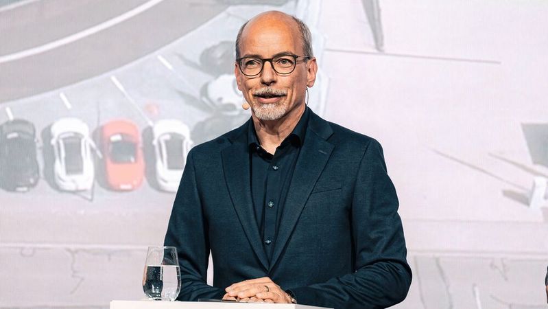 Porsche-Deutschland-Geschäftsführer Karsten Sohns sieht die neuen Fahrzeuganzeigen auf Google als Werbeformat, das die Aktivität von Händlern in klassischen Onlinefahrzeugbörsen ergänzt.(Bild:  Porsche Deutschland GmbH)
