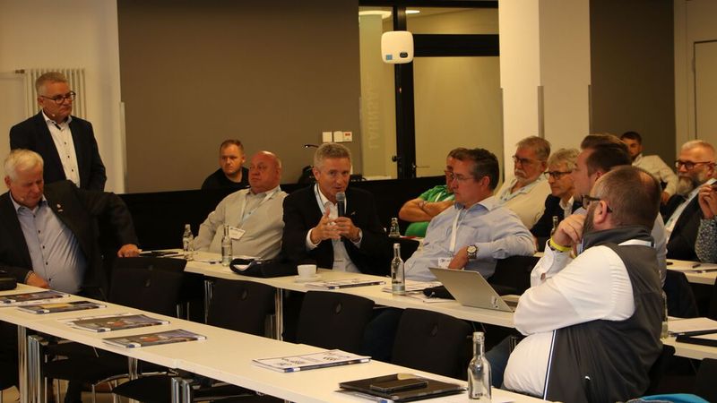In der Diskussion klärten die Teilnehmer und Referenten Unklarheiten in der Umsetzung der Richtlinien, hier Richard Sum von MAN Truck am Mikrofon. (Bild: Klasing)