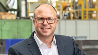 Sebastian Groos ist Geschäftsführer bei Achenbach Buschhütten. Seine Karriere begann er mit einer Ausbildung im Maschinen- und Anlagenbau und einem anschließenden Studium der Wirtschaftswissenschaften. Groos war zunächst als Restrukturierungsberater tätig und später bei der Woco Group. Seit 2009 ist er bei Achenbach Buschhütten in mehreren Positionen tätig, heute in der Geschäftsführung verantwortlich als COO & CIO.  (Bild: © Christian Wickler)