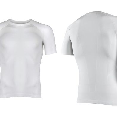 Auf den ersten Blick scheint es sich um ein ganz gewöhnliches T-Shirt für sportliche Aktivitäten zu handeln, das üblicherweise aus Kunstsfasern besteht. In Wirklichkeit soll es eine Ära der nachhaltigeren Sportbekleidung einläuten! Denn es besteht aus Bio-Polyethylen. Hier mehr ... (Bild: Falke / ITA)