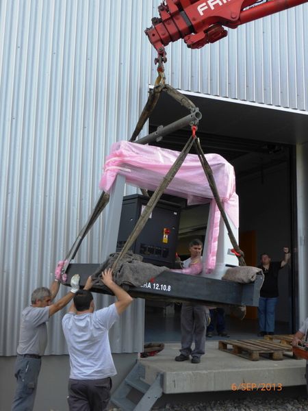 Installation d'une nouvelle machine à mesurer 3D au Technopôle de Sainte-Croix. (Image: CPNV (Photographie de M. Cachemaille pour le JSCE))