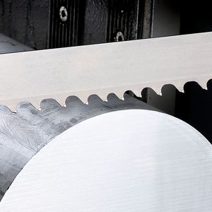 Bild 2: Insbesondere für NE-Metalle, Aluminium und bestimmte Aluminiumlegierungen wurde das beschichtete Hartmetallsägeband  Futura Premium AL entwickelt. 