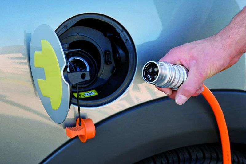Ein wesentlicher Erfolgsfaktor für Elektroautos sind europaweit oder noch besser weltweit einheitliche und normierte Schnittstellen zur Ladung der Batterie. (Archiv: Vogel Business Media)
